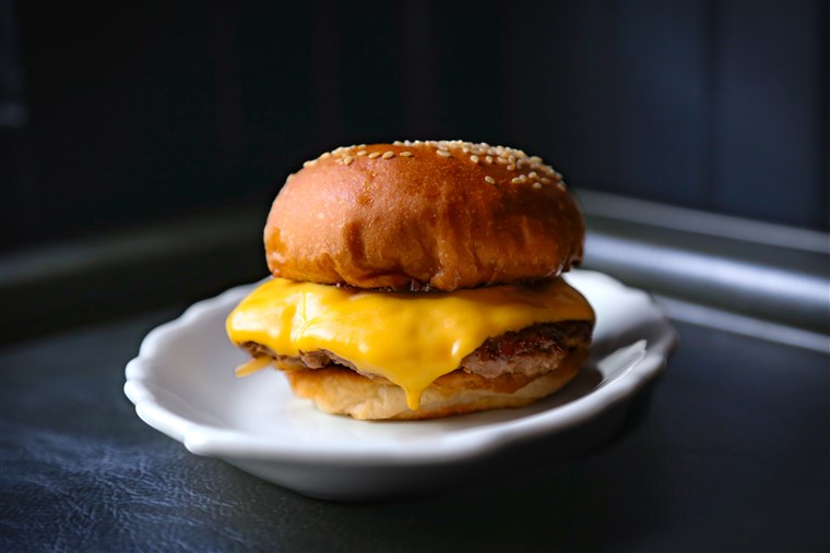 الأفضل burgers in the U.S.:The Double Tavern Burger at Little Jack's Tavern in Charleston