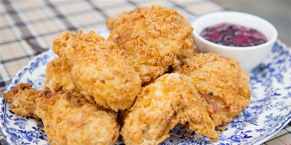 корн-флейк Fried Chicken with Sweet and Sour Blueberry Sauce