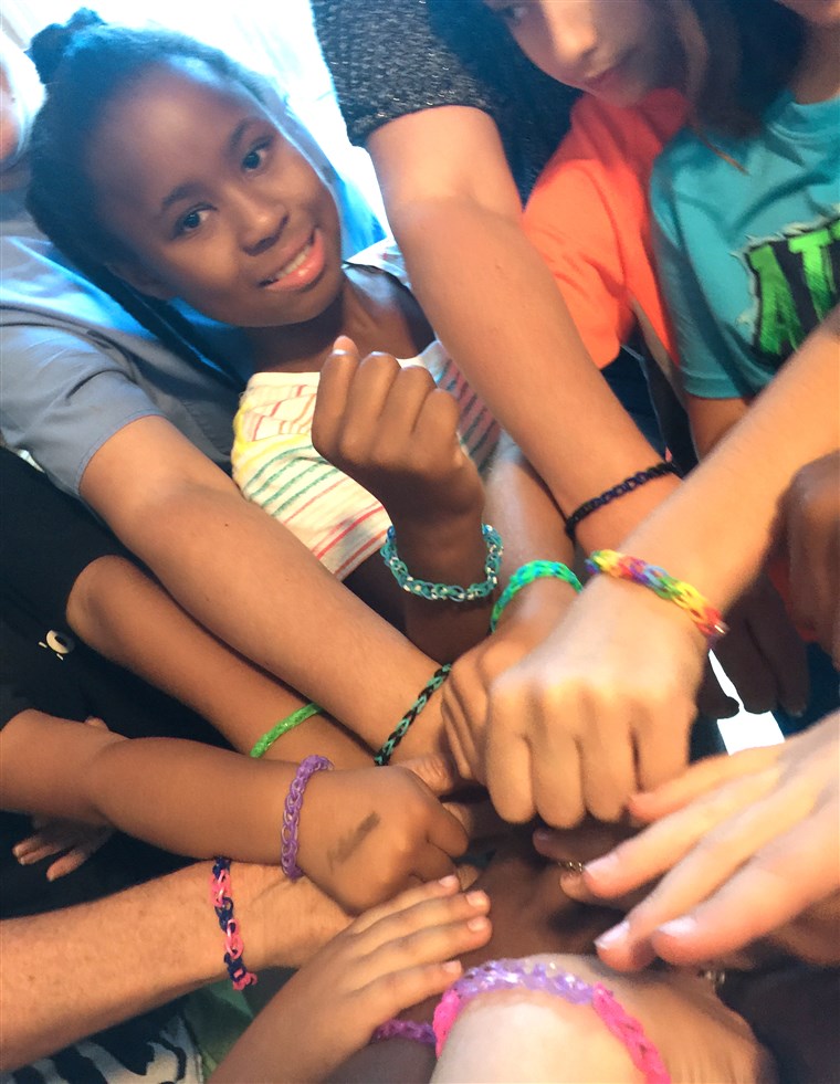 Лия Nelson gives out bracelets to encourage kindness