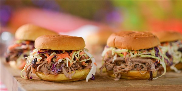 домашно Pulled Pork Sandwich with Coleslaw and BBQ Sauce