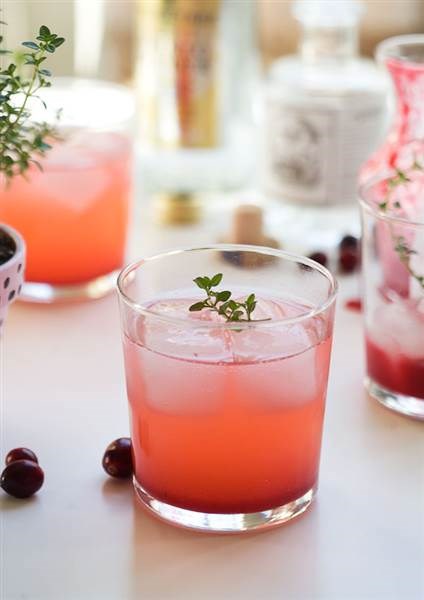 das Erntedankfest cocktail: Cranberry thyme gin and tonic