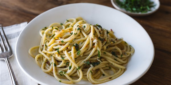 спагети Aglio e Olio (Spaghetti with Garlic and Oil)
