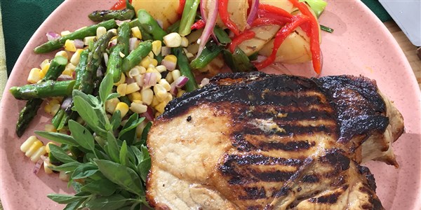 盐渍 Pork Chops with Grilled Asparagus and Corn Salad