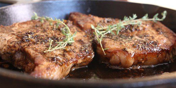 Свинско Chops with Sweet and Sour Glaze