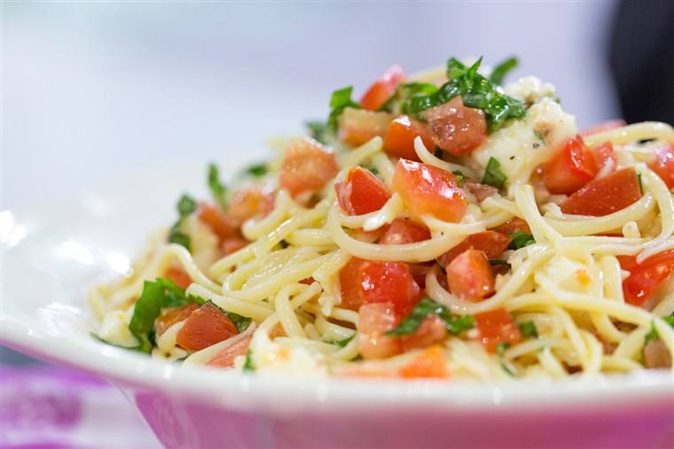كاثرين Heigl cooks her favorite summer pasta recipe and Italian margarita