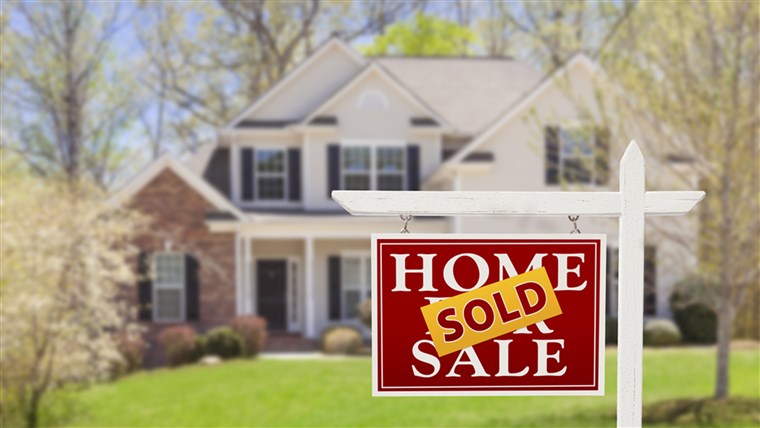 出售 Home For Sale Real Estate Sign and Beautiful New House.; Shutterstock ID 136157810; PO: TODAY.com