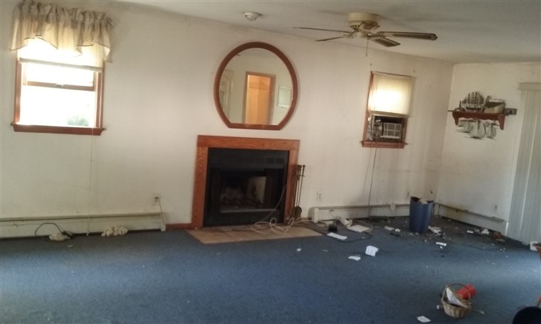 之前： The original living room in Meredith Borrell and Brian Ketcik's fixer-upper.