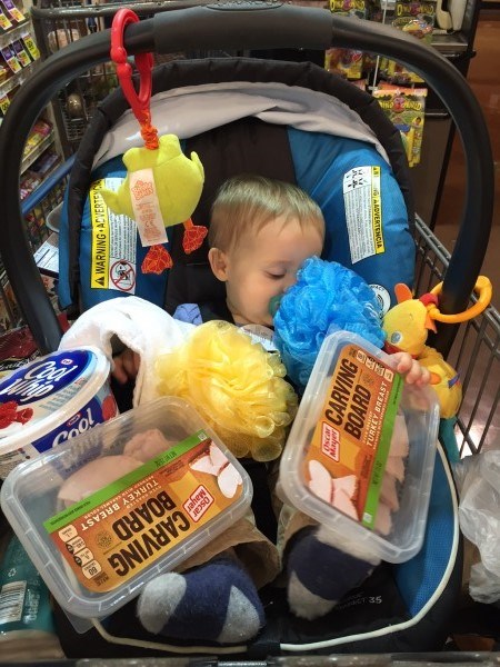 Schlafen baby with groceries