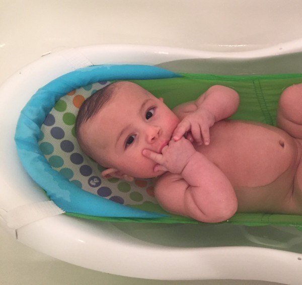 бебе in bath