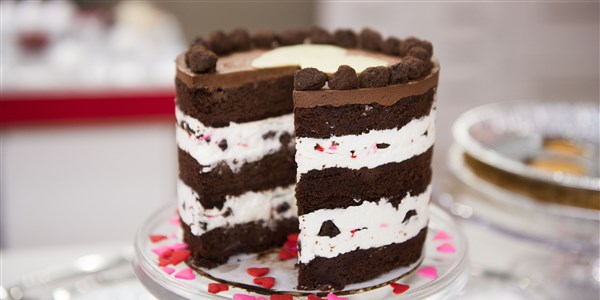 كريستينا Tosi's Valentine's Day Layer Cake