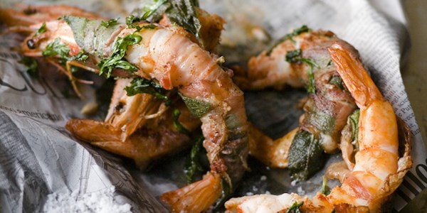 سهل Jumbo Shrimp Wrapped in Pancetta and Sage