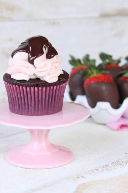 шоколад covered strawberry cupcakes