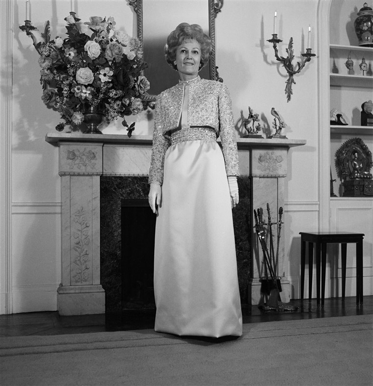 السيدة Pat Nixon In Inaugural Gown