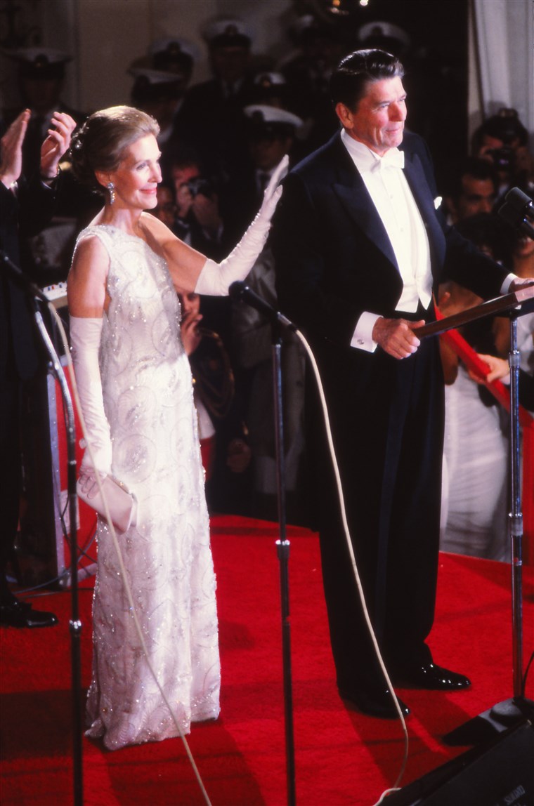 رئيس Ronald and Nancy Reagan, at Inaugural Ball