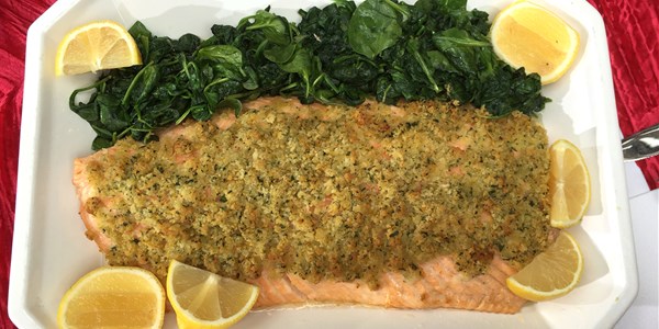 Schnell and Easy Lemon-Crusted Salmon with Garlic Spinach