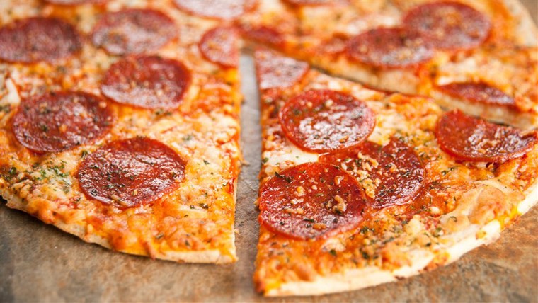 瘦 Crust Pepperoni and Cheese Pizza