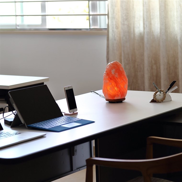 喜马拉雅 salt lamp on table