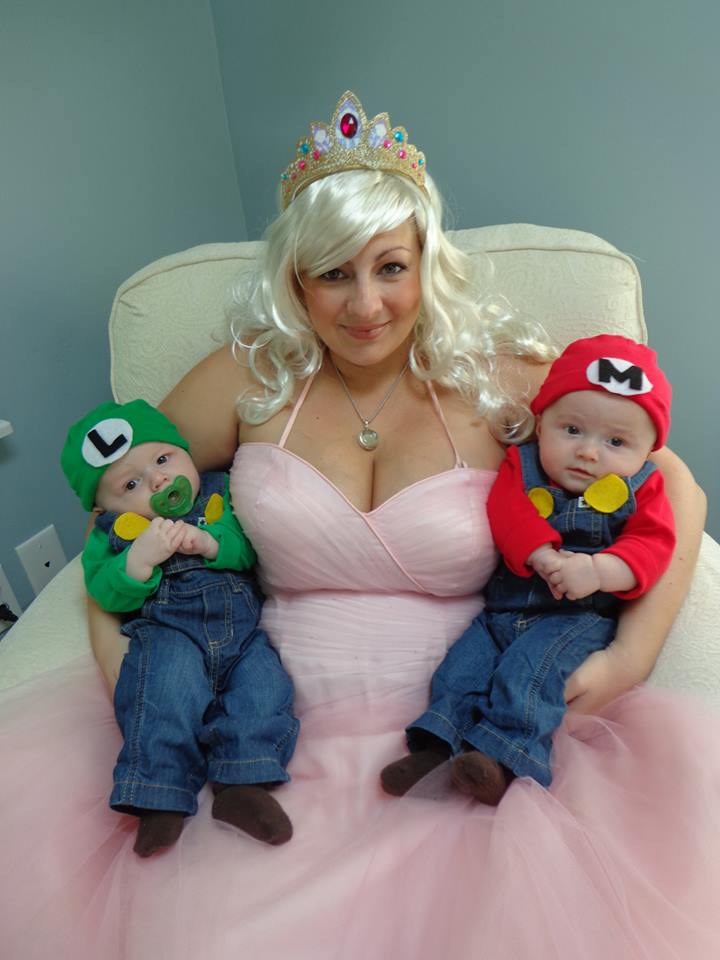 мама mia! Vanessa Bellitti celebrated her twins' first Halloween by dressing as Princess Peach with her little Mario and Luigi.