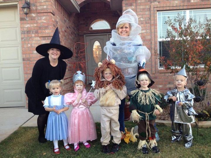 Irgendwo over the rainbow... this family is owning Halloween.