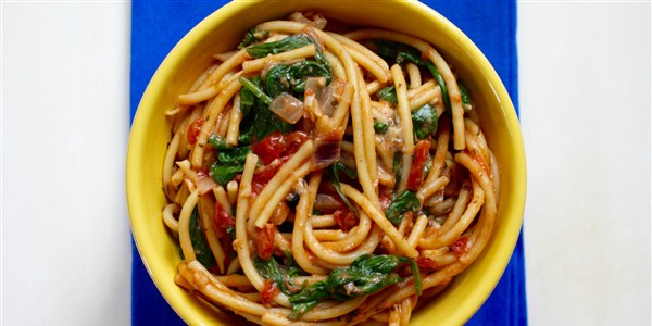 В един резервоар Pasta With Spinach, Basil and Tomatoes
