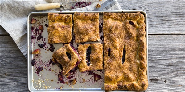 Праскова-Blueberry Slab Pie with Sweet Almond Crust