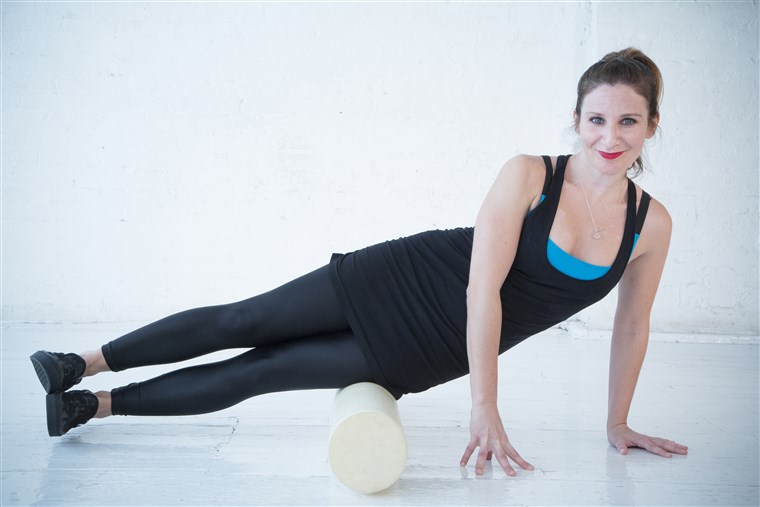 开始 by positioning the body in a side plank position, with the foam roller between your body and the ground.