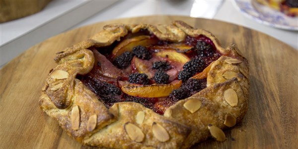 Pfirsich and Blackberry Galette with Almonds