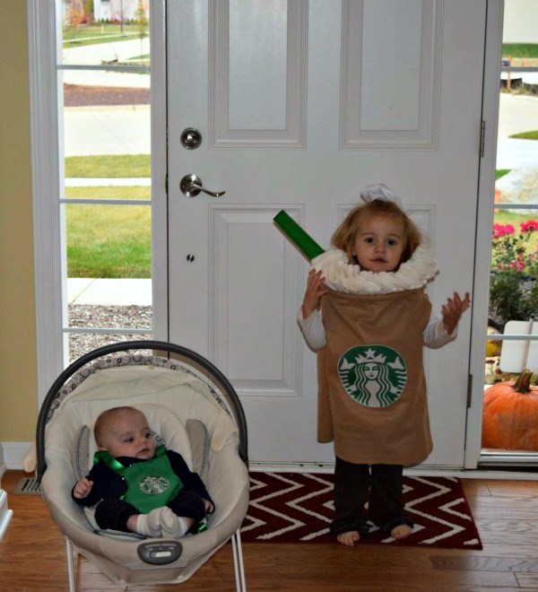 以来 she loves coffee and her kids, Brittany Wise created these cute Starbucks-themed costumes.
