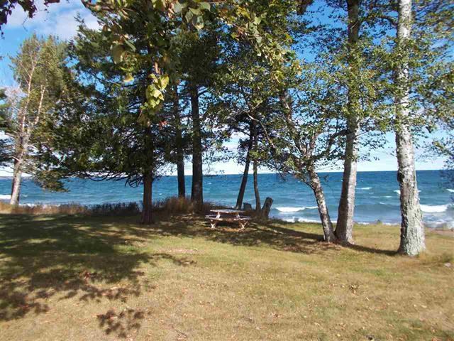 盛大 Lake Superior home hits the market