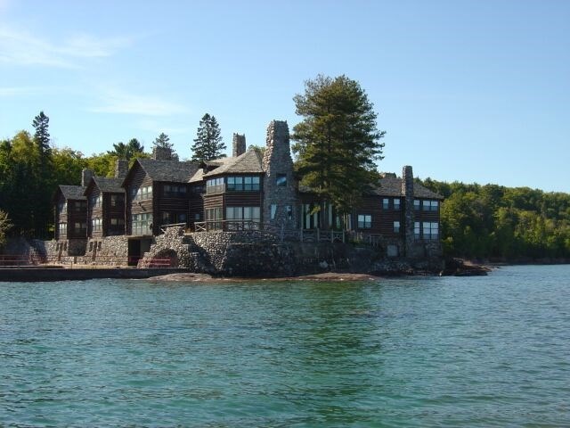 盛大 Lake Superior home hits the market