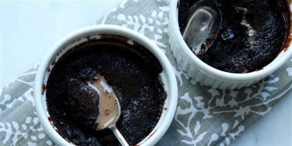 عميق Chocolate Truffle Lava Mug Cakes