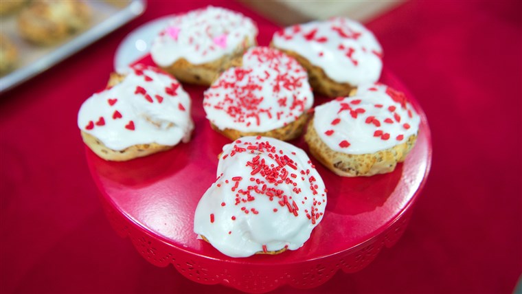 Justin Chapple of Food & Wine's Mad Genius Tips, shares five fun food hacks for Valentine's Day. Treat your sweetheart to confetti pancakes, heart-stenciled brownies, white chocolate ice cream bowls and more. TODAY, February 13 2017.
