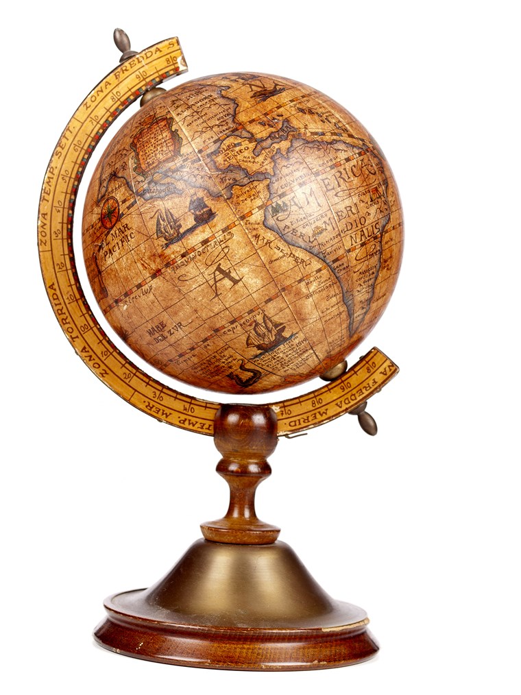 一个 old brown vintage globe on a small stand