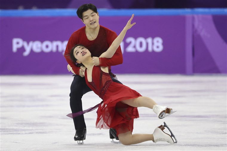 صورة: Maia and Alex Shibutani of the U.S. perform their ice dance free dance routine as part of the team figure skating competition of the 2018 Winter Olympics at the Gangneung Ice Arena in Gangneung, South Korea.