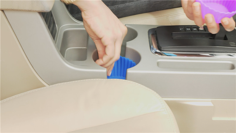 Silikon cupcake molds fit perfectly and keep cup holders clean for good.