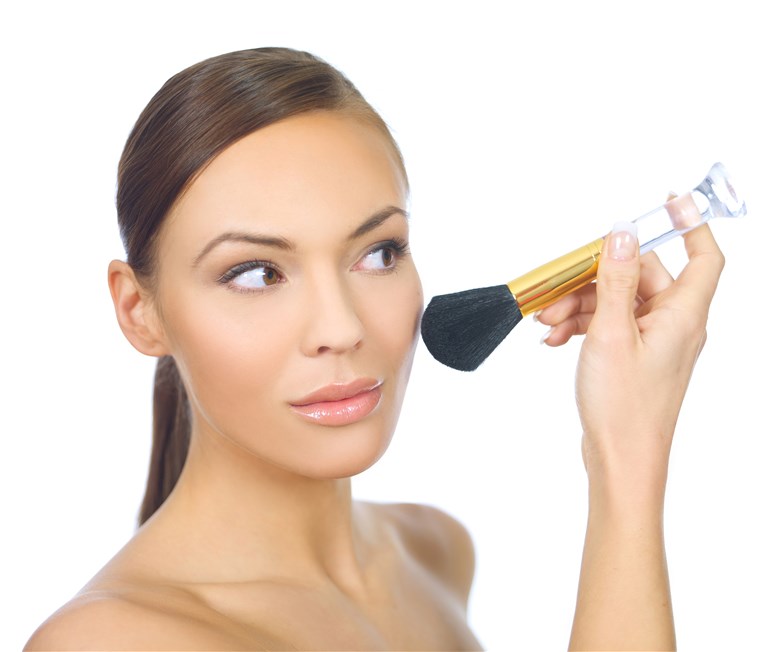 Frau applying makeup with brush