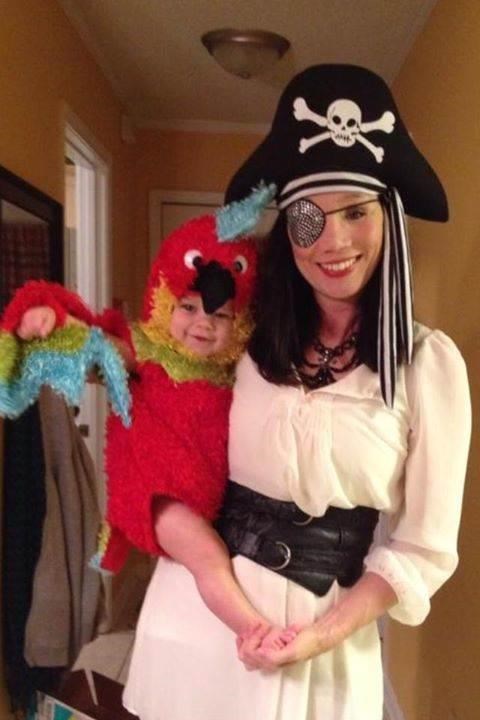 Familie Halloween Costumes: Pirate and Parrot