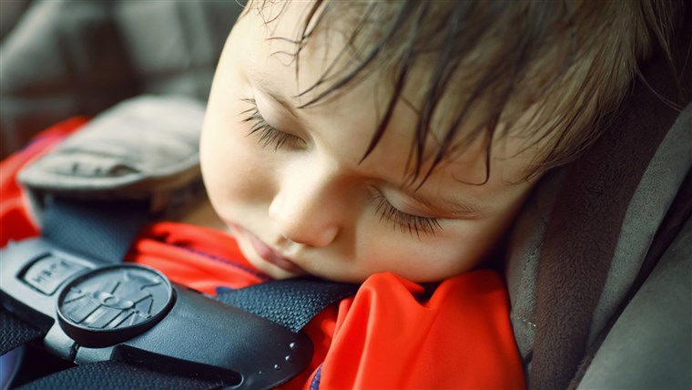 طفل صغير sleeping in a dangerously hot car