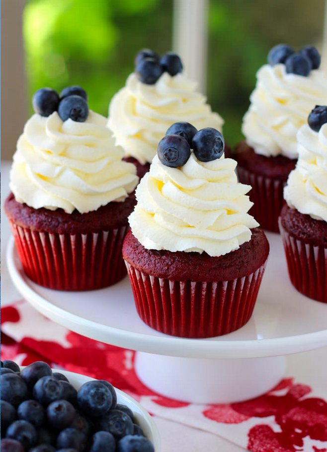红 velvet cupcakes