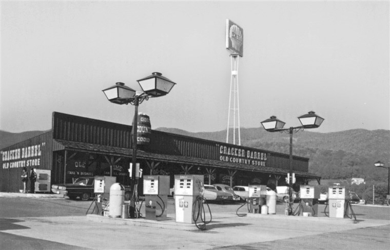 Ein of the first Cracker Barrel restaurants with an Oil Shell gas station