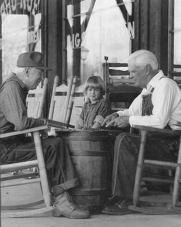 Familie gathered around an old cracker barrel.