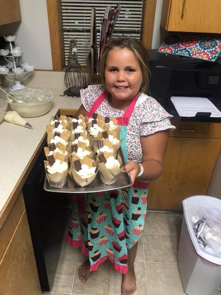 البالغ من العمر 9 سنوات's cupcake stand raises money for homeless