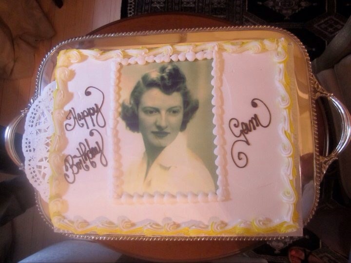 Дева Мария Stocks pictured on a cake.