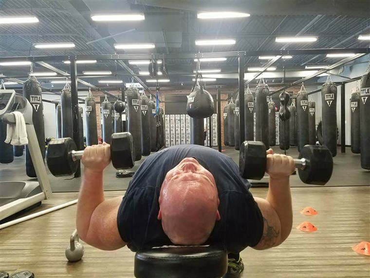 إلى عن على the past 15 months, Mike Powers has been going to the gym five times a week as he loses weight and transforms his health.