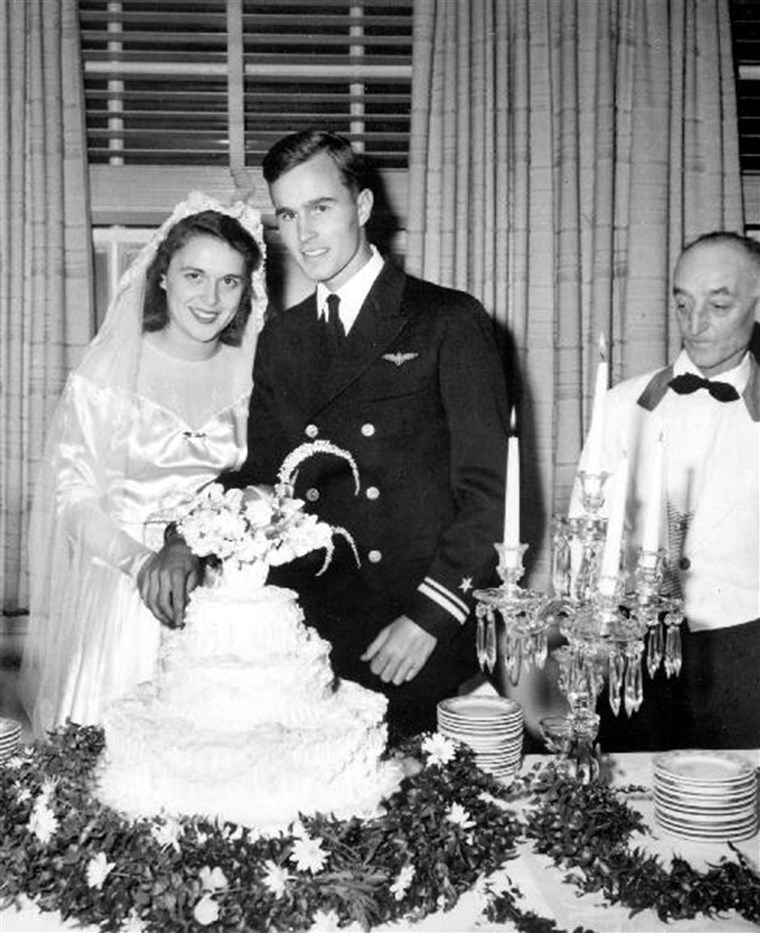 乔治 and Barbara Bush cut their wedding cake, Rye, New York.