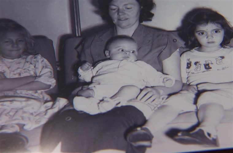 二 Midwestern women, Denice Juneski and Linda Jourdeans, were switched at birth 72 years ago and reunited.