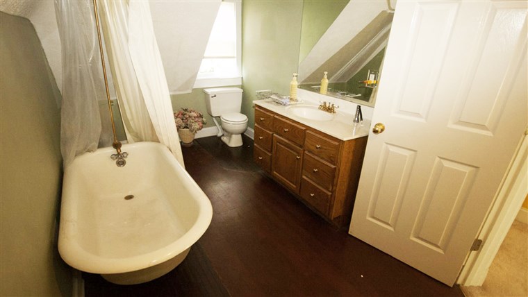 А 118-year-old bathroom gets a mid-century modern makeover