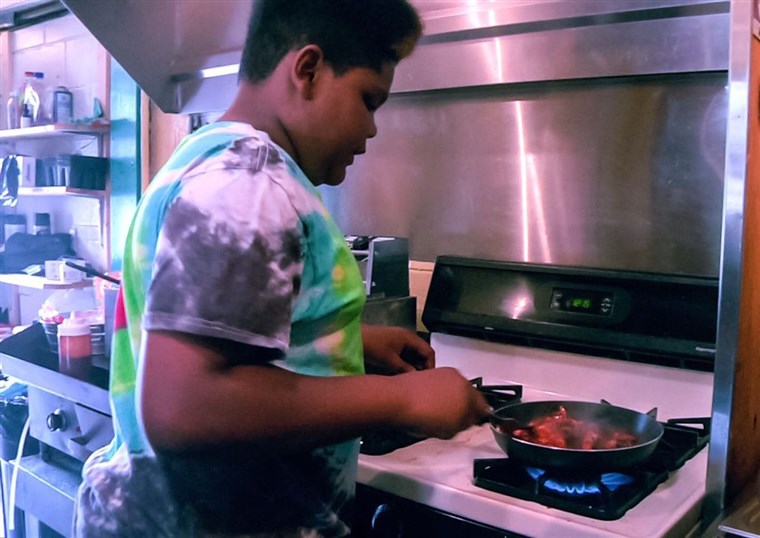 رئيس الطباخين Junior contestant Ben Watkins cooks at his family's former restaurant: Big Ben's Bodacious Barbecue.