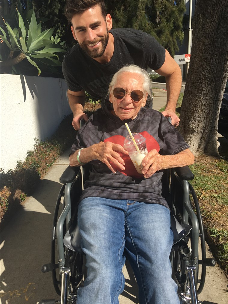 31 Jahre alt Hollywood actor, Chris Salvatore, recently took in his 89-year-old neighbo,r Norma Cook, who has leukemia