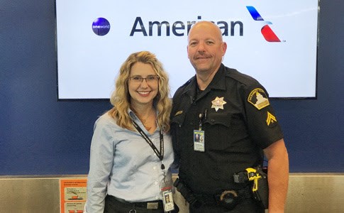 американски Airlines agent Denise Miracle is being hailed as a hero after she prevented two teens from becoming likely victims of a human trafficking plot.